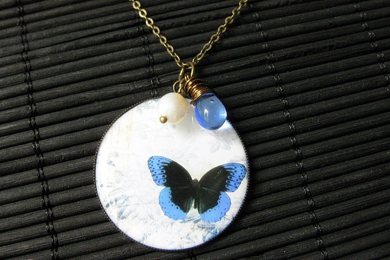 Blauer Schmetterling Charm in Bronze, Draht Gewickelt Mit Tropfen Und Perle. Handmade Schmuck von StumblingOnSainthood