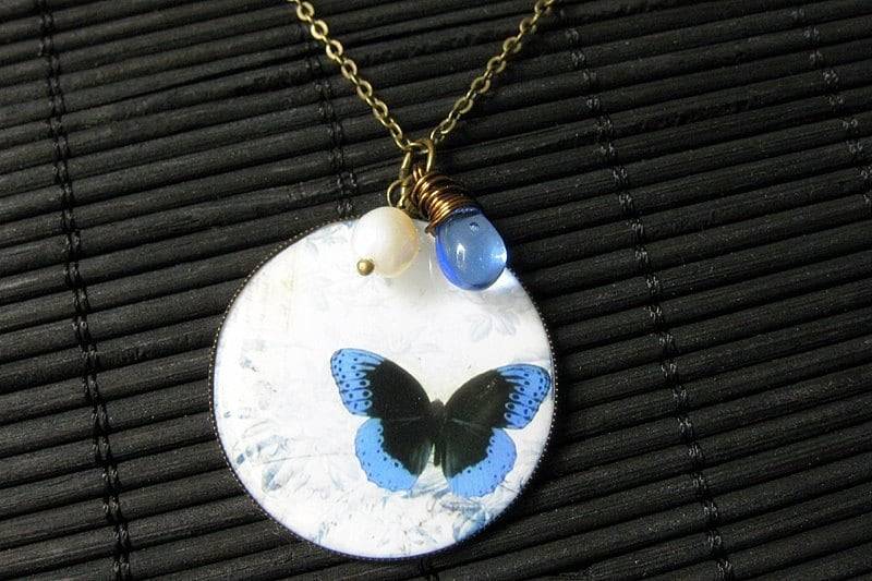 Blauer Schmetterling Charm in Bronze, Draht Gewickelt Mit Tropfen Und Perle. Handmade Schmuck von StumblingOnSainthood