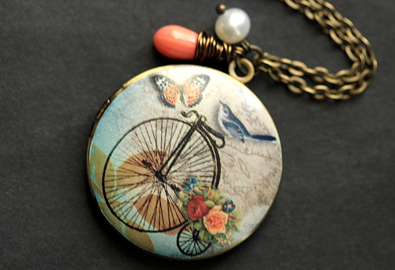 Bluebird Locket Halskette. Fahrrad-Medaillon-Halskette. Vogel Halskette Mit Rosa Koralle Tropfen Und Perle. Foto Handmade Schmuck von StumblingOnSainthood