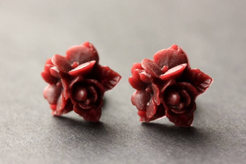 Blume Ohrringe Aus Kastanienbraun. Dunkelrote Blumen Ohrringe. Bronze Post Ohrstecker. Schmuck. Handmade von StumblingOnSainthood