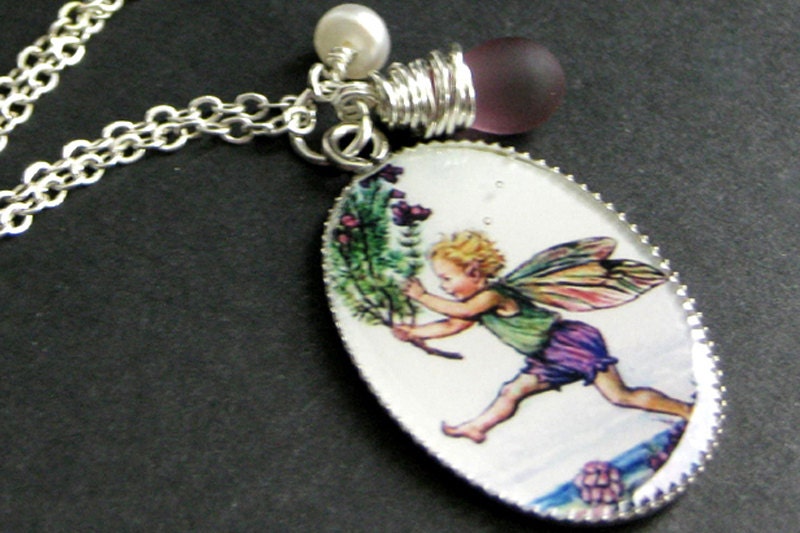 Blumen-Fee-Halskette. Grüner Und Violetter Elfen-Anhänger Mit Träne Süßwasserperle. Feen Schmuck. Handmade von StumblingOnSainthood