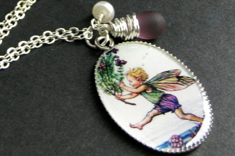 Blumen-Fee-Halskette. Grüner Und Violetter Elfen-Anhänger Mit Träne Süßwasserperle. Feen Schmuck. Handmade von StumblingOnSainthood