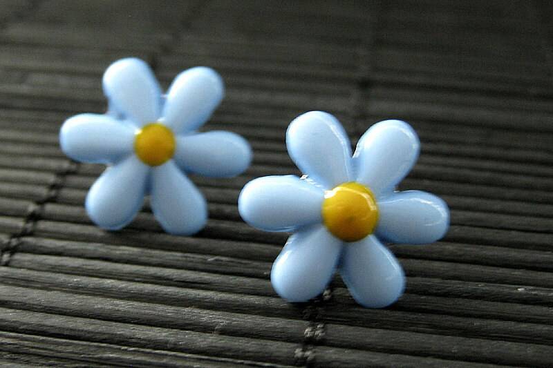 Blumen Ohrringe. Blaue Gänseblümchen Silber Ohrstecker. Schmuck. Handmade von StumblingOnSainthood