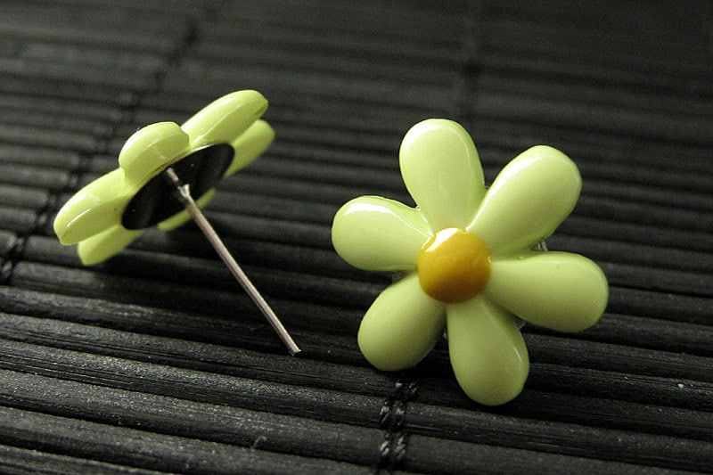 Blumen Ohrringe. Grüne Blumen-Ohrringe. Gänseblümchen Post Ohrringe in Silber. Blumen-Bolzen-Ohrringe. Schmuck. Handmade von StumblingOnSainthood