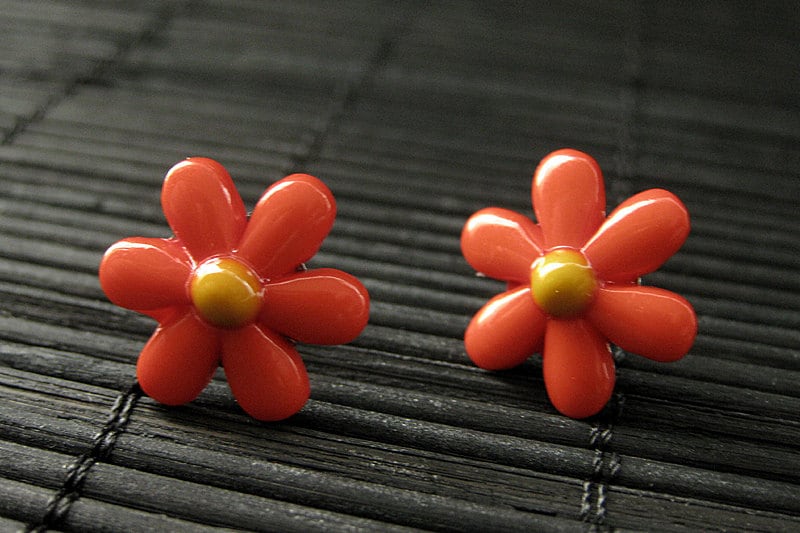 Blumen Ohrringe. Rote Gänseblümchen Silber Ohrstecker. Schmuck. Handmade von StumblingOnSainthood