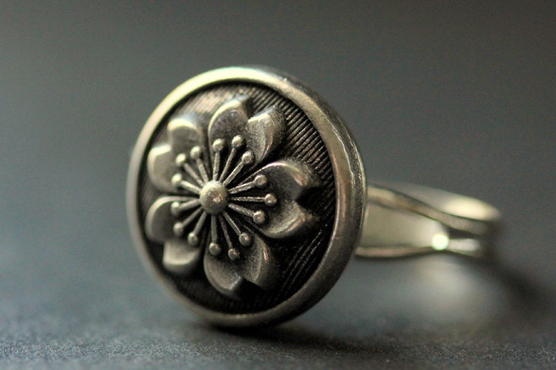 Blumen Ring Aus Metall. Knopfring. Silber Ring. Verstellbarer Ring. Handgemachte Handmade Schmuck von StumblingOnSainthood