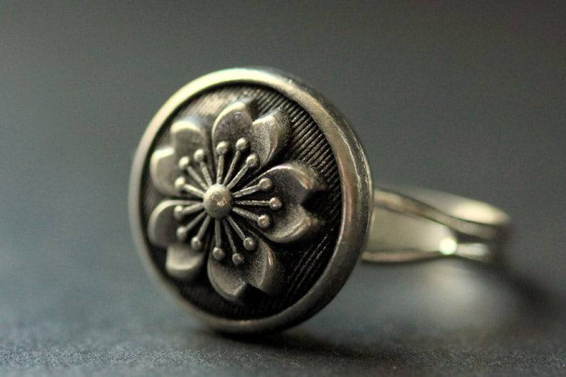 Blumen Ring Aus Metall. Knopfring. Silber Ring. Verstellbarer Ring. Handgemachte Handmade Schmuck von StumblingOnSainthood