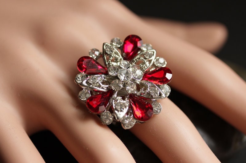 Blumen Strass Ring. Verstellbar Weihnachtsblumen Cocktail-Ring. Versilbert Verstellbarer Handmade Schmuck von StumblingOnSainthood