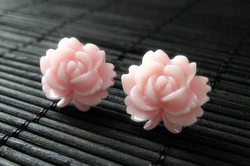 Blumenohrringe Girly Rosa Blüten-Ohrstecker Mit Lotusblüte. Schmuck Von Stumbling On Sainthood. Handmade Schmuck von StumblingOnSainthood