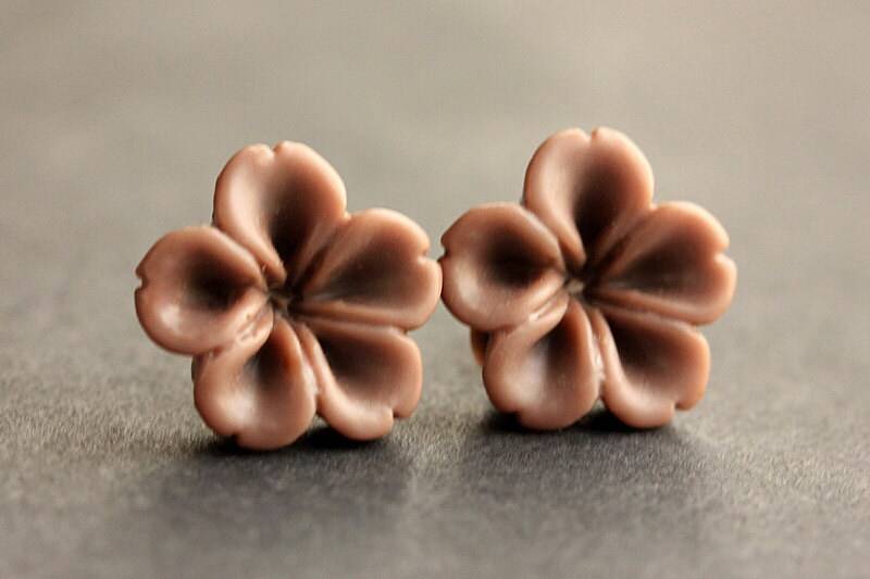 Braune Blumen Ohrringe. Schokoladenbraune Bronze Post Innie Blume Knopf Schmuck. Ohrstecker. Handmade von StumblingOnSainthood