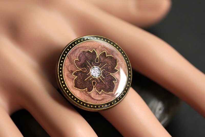 Brokat Kleeblatt Ring. Cloisonne Mauve Pink Und Kastanienbraun Ring Mit Strass in Der Mitte. Cocktail-Ring. Verstellbarer Emaille von StumblingOnSainthood