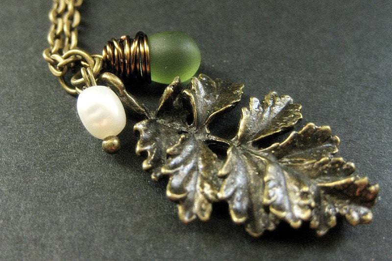 Bronze Blatt Halskette. Farnblatt-Halskette Mit Trübem Grünen Tropfen Und Süßwasserperle. Handmade Schmuck von StumblingOnSainthood