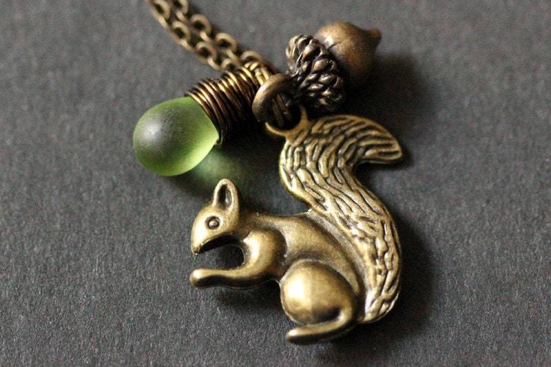 Bronze Eichhörnchen Halskette. Wald Tropfen | Wählen Sie Ihre Farbe Charm Handmade Schmuck von StumblingOnSainthood