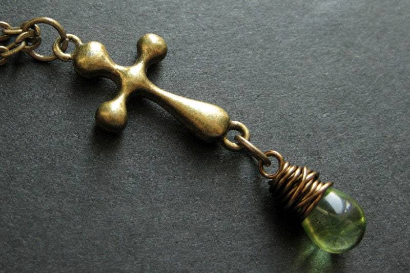 Bronze Kreuz Halskette. Christliche Teardrop | Wählen Sie Ihre Farbe Handgemachter Schmuck von StumblingOnSainthood