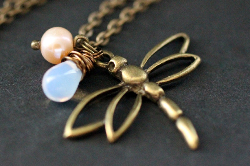 Bronze Libellen Halskette Mit Rosa Süßwasserperle Und Glastropfen. Kette. Libelle Charm Halskette. Handmade Schmuck von StumblingOnSainthood