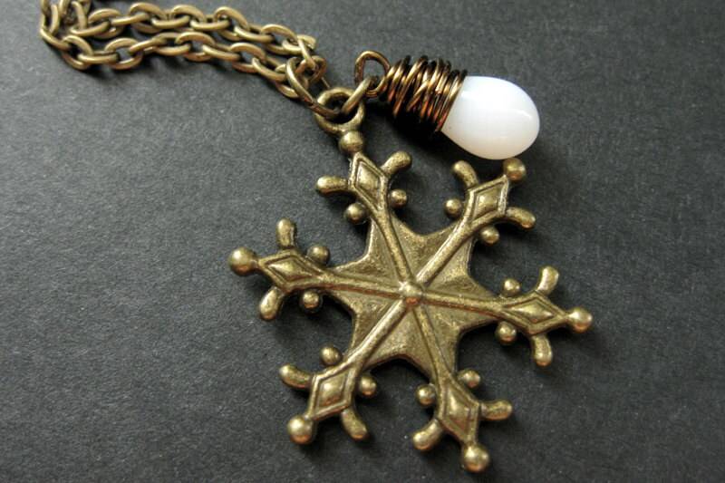 Bronze Schneeflocke Halskette. Schneeflocken Halskette Mit Weißer Koralle Tropfen. Korallen Handmade Schmuck von StumblingOnSainthood