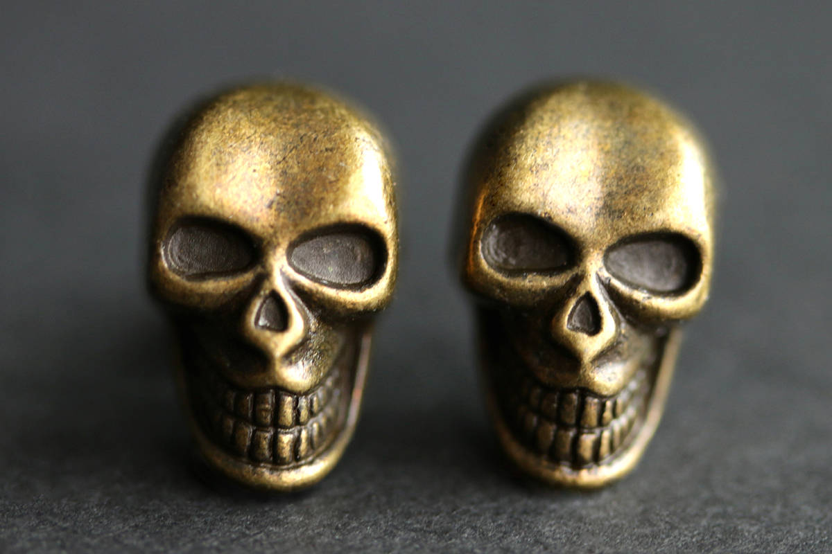 Bronze Totenkopf Ohrringe. Antik Schaurige Schädel-Halloween-Ohrringe. Post Ohrstecker. Halloween Schmuck von StumblingOnSainthood