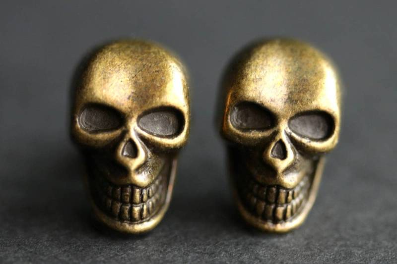 Bronze Totenkopf Ohrringe. Antik Schaurige Schädel-Halloween-Ohrringe. Post Ohrstecker. Halloween Schmuck von StumblingOnSainthood