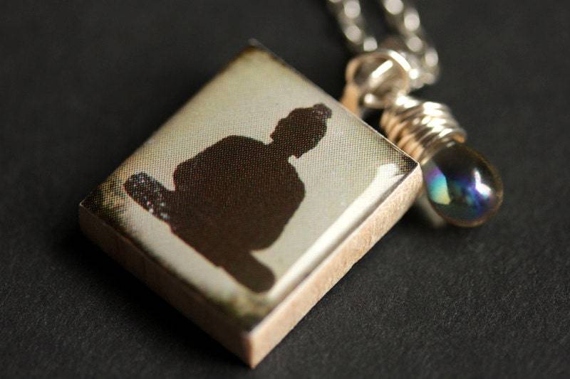 Buddha-Halskette. Scrabble-Kachel-Halskette. Buddha Charm Halskette Mit Glastropfen. Meditations-Halskette. Scrabble-Anhänger. Handmade Schmuck von StumblingOnSainthood