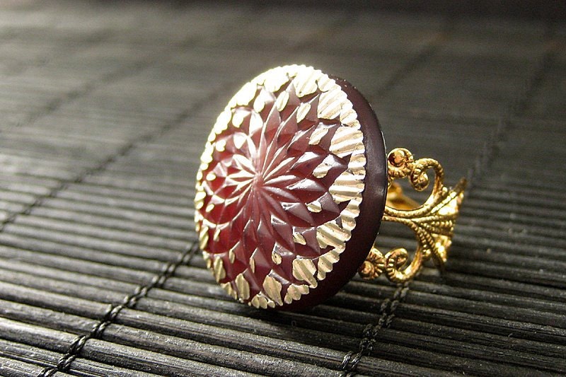 Button Ring Kastanienbraun Mit Golden Sun Design. Dunkel Rot Ring. Gold Verstellbar. Handmade Schmuck von StumblingOnSainthood