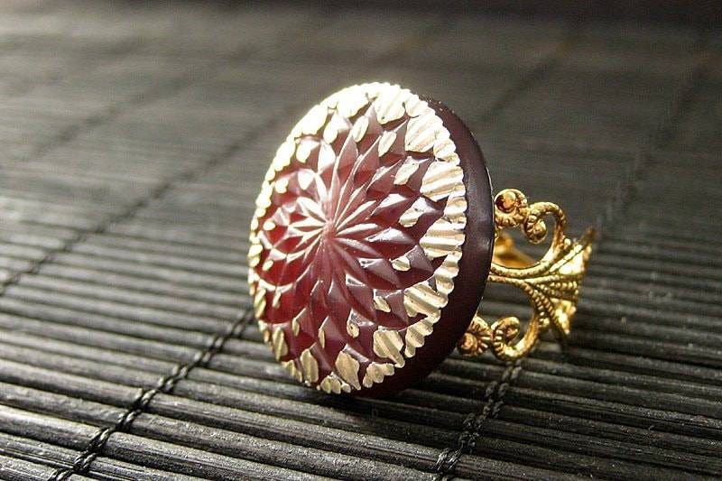 Button Ring Kastanienbraun Mit Golden Sun Design. Dunkel Rot Ring. Gold Verstellbar. Handmade Schmuck von StumblingOnSainthood