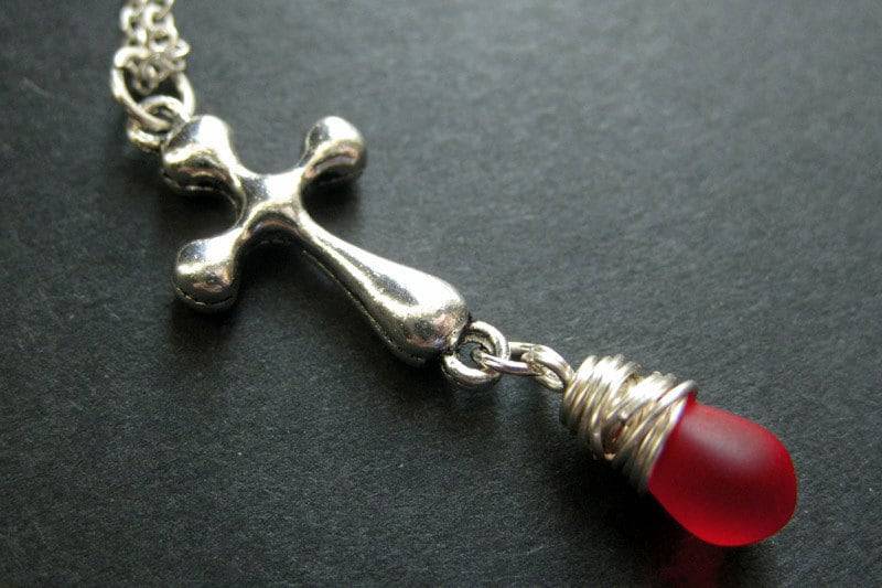 Christliche Halskette. Kreuz Halskette Aus Silber Mit Gefrostetem Tropfen. Charm | Wählen Sie Ihre Farbe Handgemachter Schmuck von StumblingOnSainthood