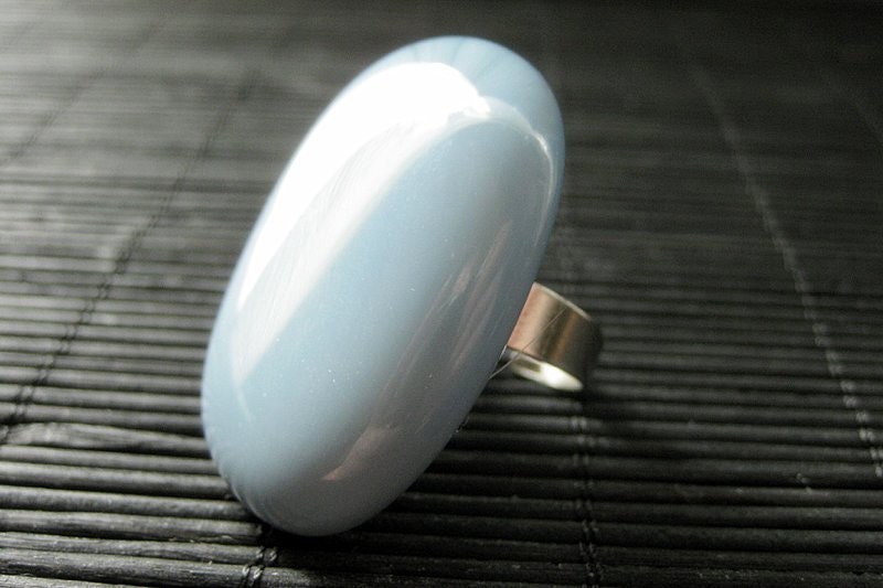 Cocktail Ring Hellblauer Lampwork Glasring in Silber. Größenverstellbar. Handmade Schmuck von StumblingOnSainthood