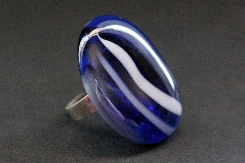 Cocktail Ring Kobalt Swirl Glasring. Blau Ring. Verstellbarer Handmade Schmuck von StumblingOnSainthood