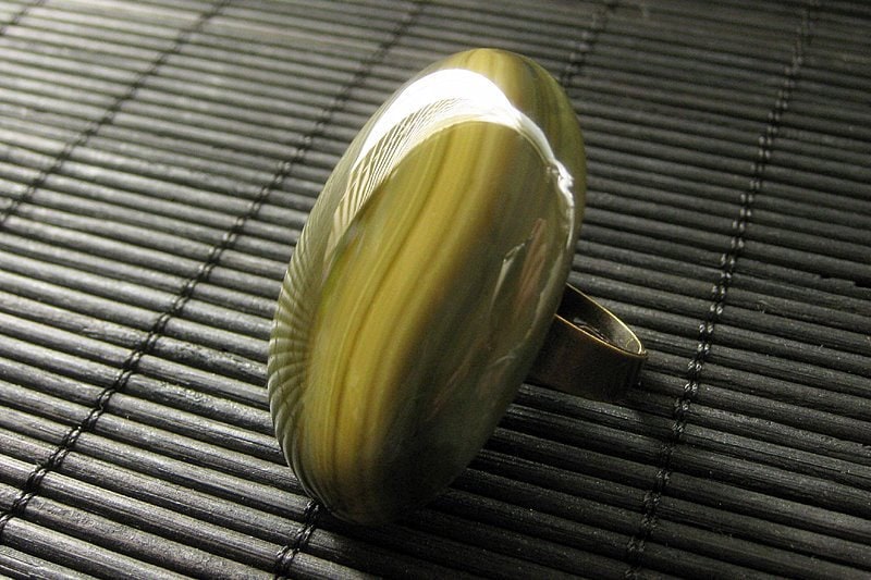 Cocktail Ring Olive Swirl Glasring Mit Verstellbarer Ringschiene. Handmade Schmuck von StumblingOnSainthood