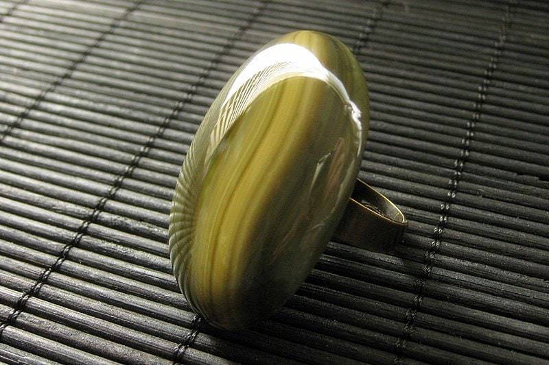 Cocktail Ring Olive Swirl Glasring Mit Verstellbarer Ringschiene. Handmade Schmuck von StumblingOnSainthood