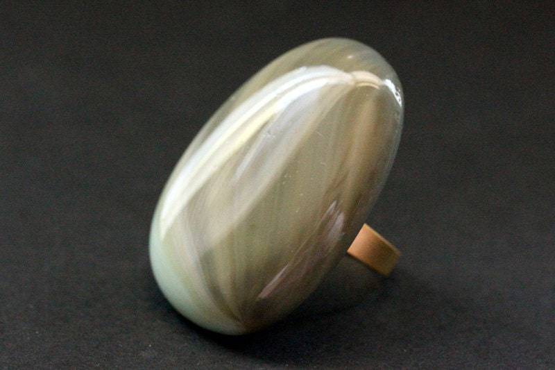 Cocktail Ring Olivgrüner Glas Swirl Ring. Olivgrün Verstellbarer Ring in Gold. Handmade Schmuck von StumblingOnSainthood