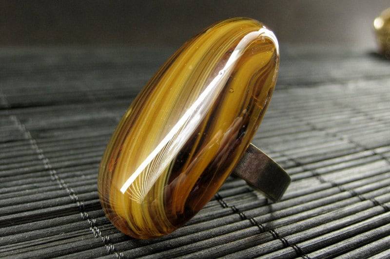 Cocktail Ring Tigerauge Swirl Glasstein Ring Mit Verstellbarer Basis. Handmade Schmuck von StumblingOnSainthood