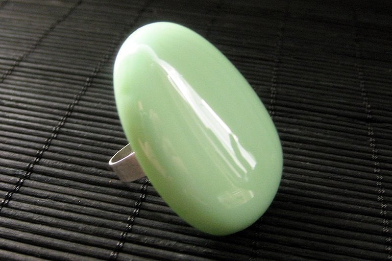 Cocktailring Mint Julep Glasring in Salbeigrün Mit Verstellbarer Ringschiene. Handmade Schmuck von StumblingOnSainthood