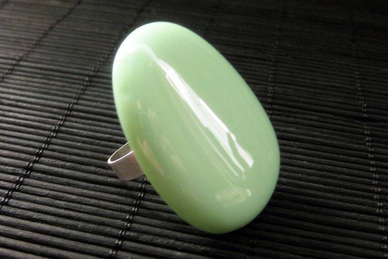 Cocktailring Mint Julep Glasring in Salbeigrün Mit Verstellbarer Ringschiene. Handmade Schmuck von StumblingOnSainthood