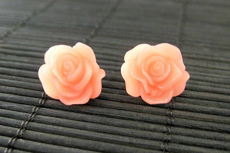 Coral Peach Rose Ohrringe in Bronze Post Ohrringe. Handgemachter Schmuck Von Stumblingonsainthood. Handmade Schmuck von StumblingOnSainthood