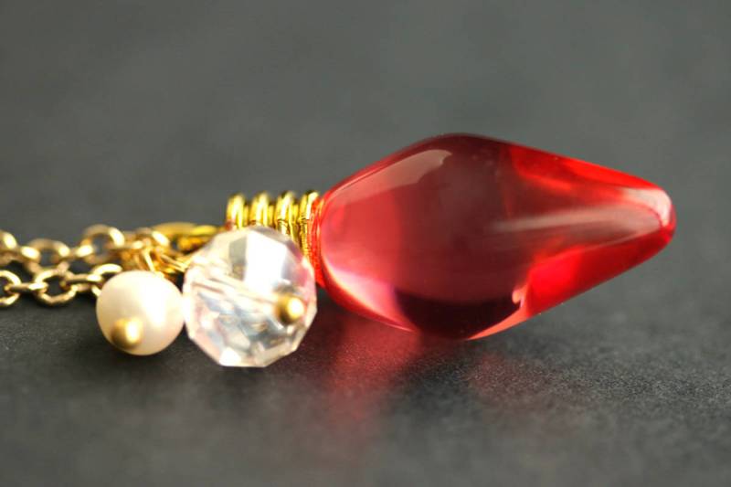 Cranberry Red Weihnachtskugel Halskette Mit Bergkristall Anhänger. Weihnachts-Halskette. Gold Urlaub Halskette. Weihnachtsschmuck von StumblingOnSainthood