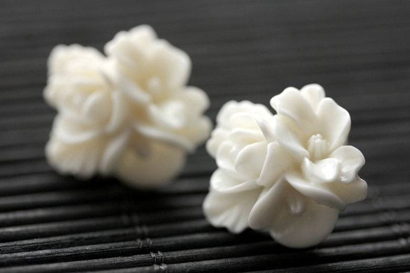 Cremeweiße Blütenohrringe. Off White Blumen Ohrringe. Silber Ohrstecker. Weiße Schmuck von StumblingOnSainthood