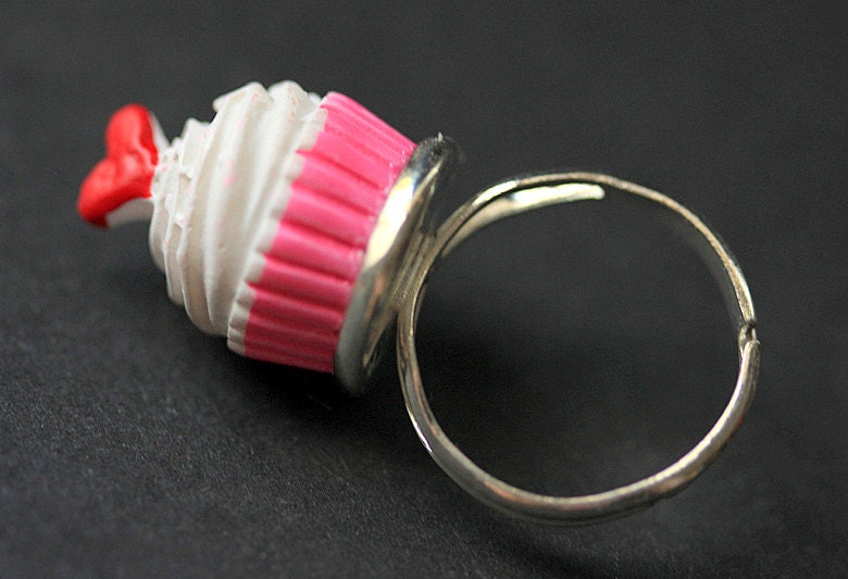 Cupcake-Ring. Rosa Ring. Essen Und Weiß Herz Silber Verstellbarer Schmuck. Handmade von StumblingOnSainthood