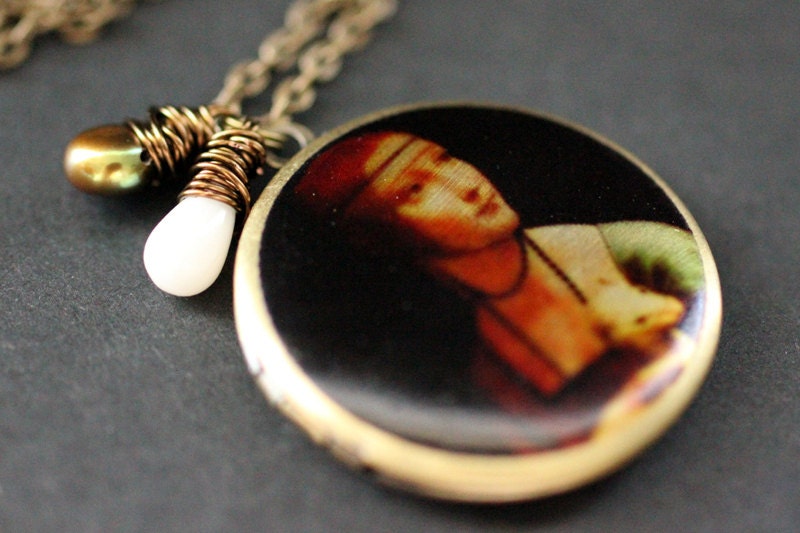 Da Vinci Locket Halskette. Dame Mit Hermelin Leonardo Davinci Medaillon Weißer Koralle Teardrop Und Perle. Handmade Schmuck von StumblingOnSainthood