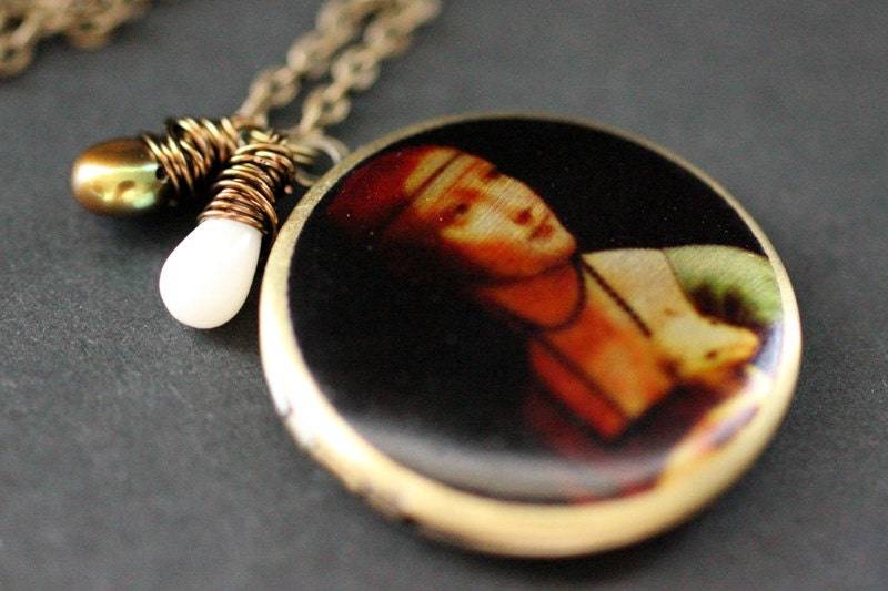 Da Vinci Locket Halskette. Dame Mit Hermelin Leonardo Davinci Medaillon Weißer Koralle Teardrop Und Perle. Handmade Schmuck von StumblingOnSainthood