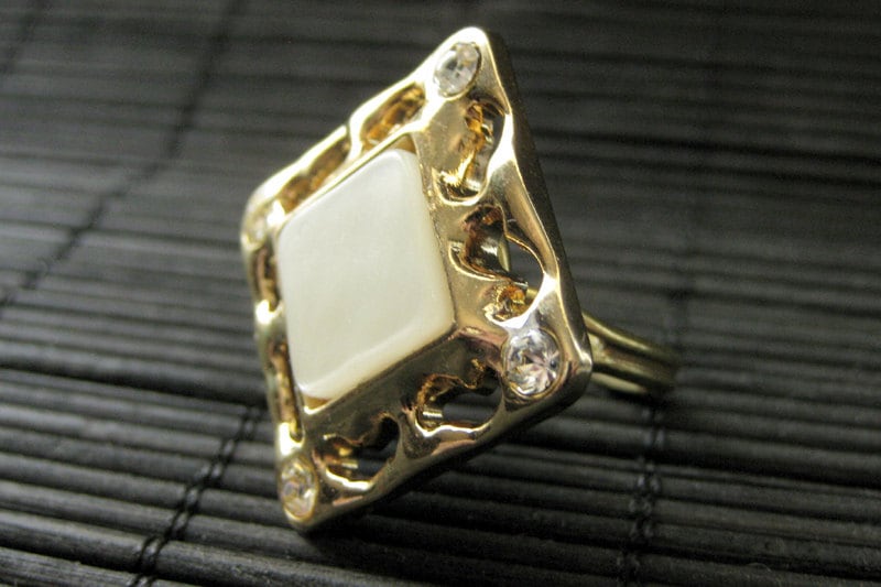 Diamant Fliese Ring. Gold Perlmutt-Ring. Handgefertigter Knopfring. Vergoldeter Verstellbarer Cocktail-Ring. Handgemachte von StumblingOnSainthood