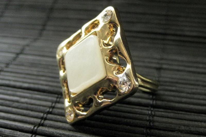 Diamant Fliese Ring. Gold Perlmutt-Ring. Handgefertigter Knopfring. Vergoldeter Verstellbarer Cocktail-Ring. Handgemachte von StumblingOnSainthood
