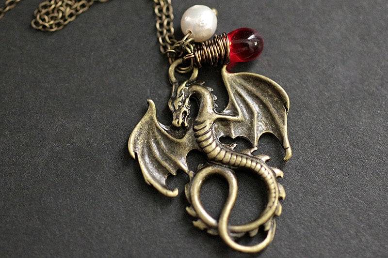 Drachen-Charm-Halskette. Bronze Drachen Halskette Mit Roter Träne Und Süßwasserperle. Handmade Schmuck von StumblingOnSainthood
