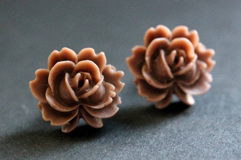 Dunkelbraune Lotusblüten Ohrringe. Schokolade Braun Lotus Bronze Ohrstecker. Braune Handmade Schmuck von StumblingOnSainthood