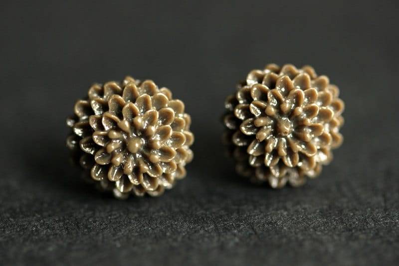 Dunkelbraune Mini Mum Ohrringe. Grau-Braun Bronze Post Graubraune Blumenohrringe. Kleine Ohrstecker von StumblingOnSainthood