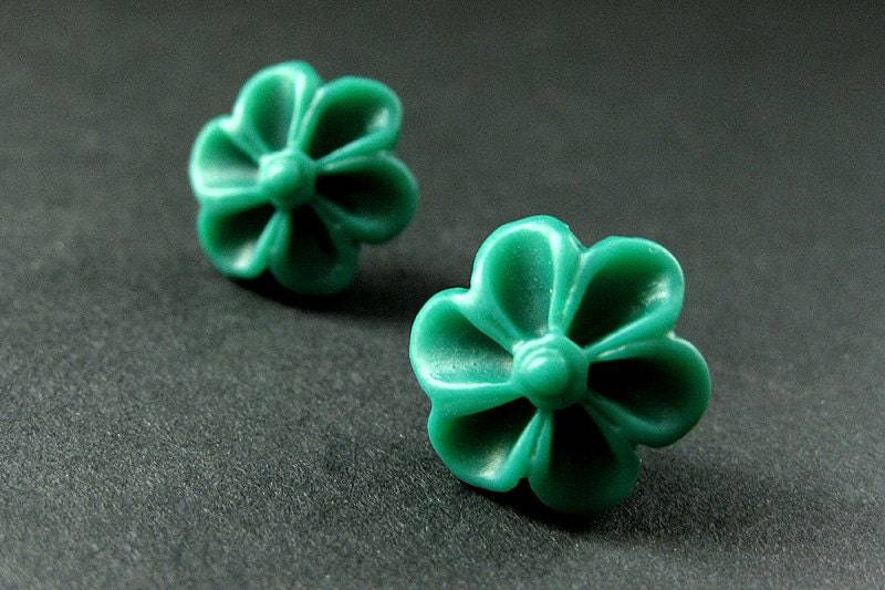 Dunkelgrüne Blumen Ohrringe Mit Silber Ohrsteckern. Outie Knopf Blume Schmuck. Handmade von StumblingOnSainthood