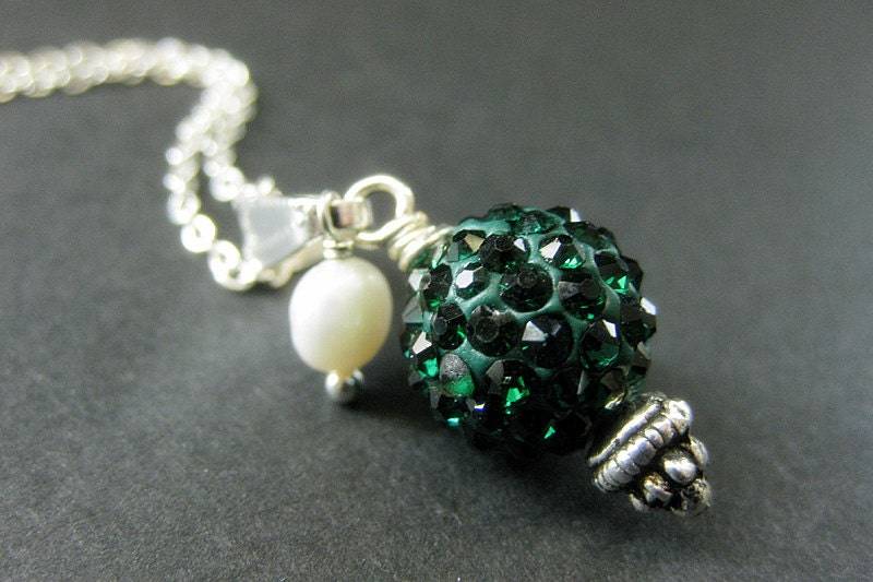 Dunkelgrüne Kissing Ball Halskette. Strass Collier Mit Süsswasser Perle. Handmade Schmuck von StumblingOnSainthood