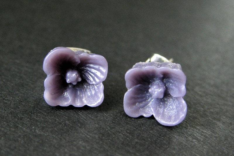 Dunkellila Blütenohrringe. Lila Blumenohrringe. Silber Ohrstecker. Hartriegel Blumen Ohrringe. Handmade Schmuck von StumblingOnSainthood