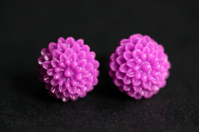 Dunkellila Mini Mum Ohrringe. Flieder Lila Silber Ohrstecker. Blumen Handmade Schmuck von StumblingOnSainthood