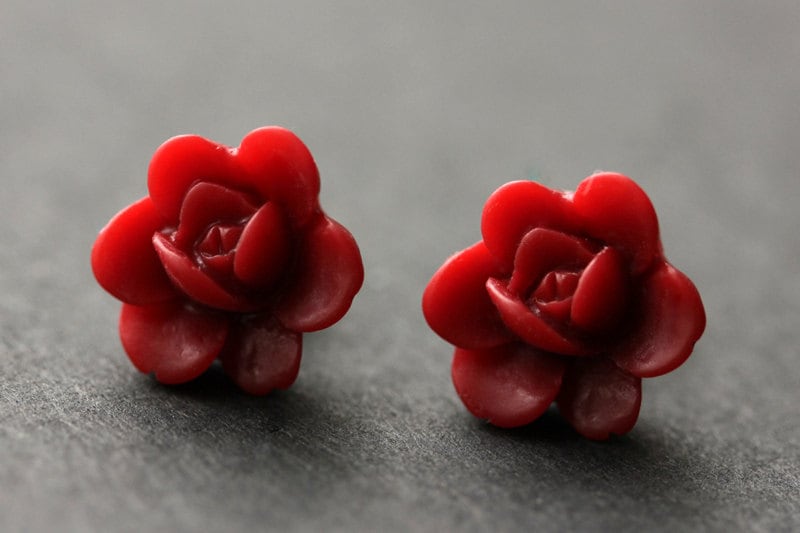 Dunkelrot Lotus Rose Post Ohrringe Handmade Mit Bronze Ohrstecker. Schmuck von StumblingOnSainthood